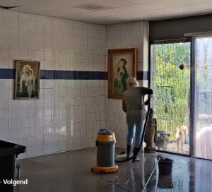 Kijk mee hoe Lonneke kamer 6 verschoont en schoonmaakt! (video)